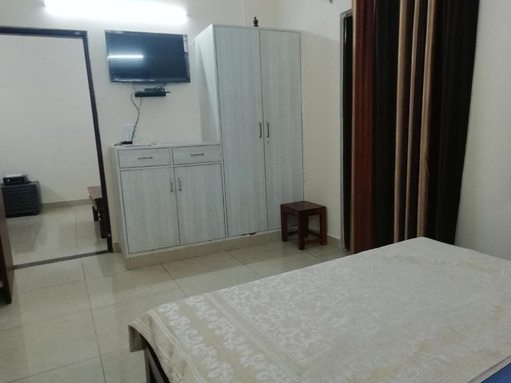 Postel nebo postele na pokoji v ubytování The Raveesh E24 - 2BHK Serviced Apartment