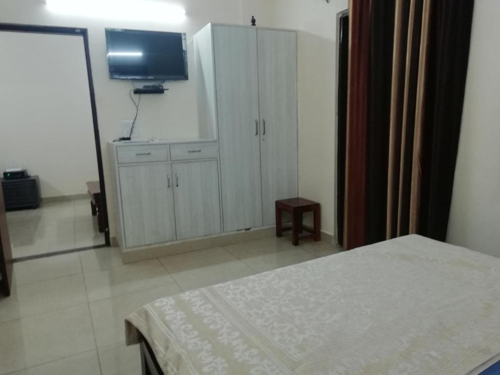 Postel nebo postele na pokoji v ubytování The Raveesh E24 - 2BHK Serviced Apartment