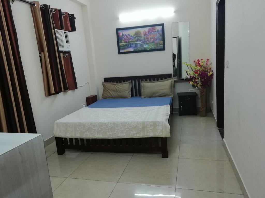 Postel nebo postele na pokoji v ubytování The Raveesh E24 - 2BHK Serviced Apartment