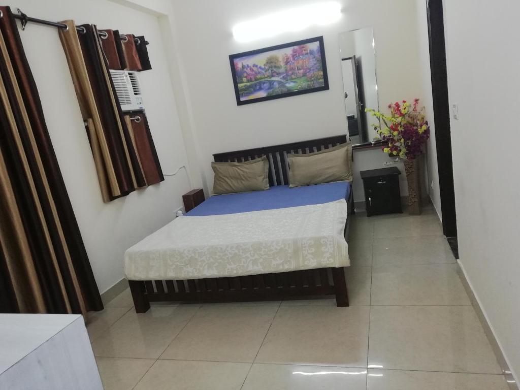 Postel nebo postele na pokoji v ubytování The Raveesh E24 - 2BHK Serviced Apartment