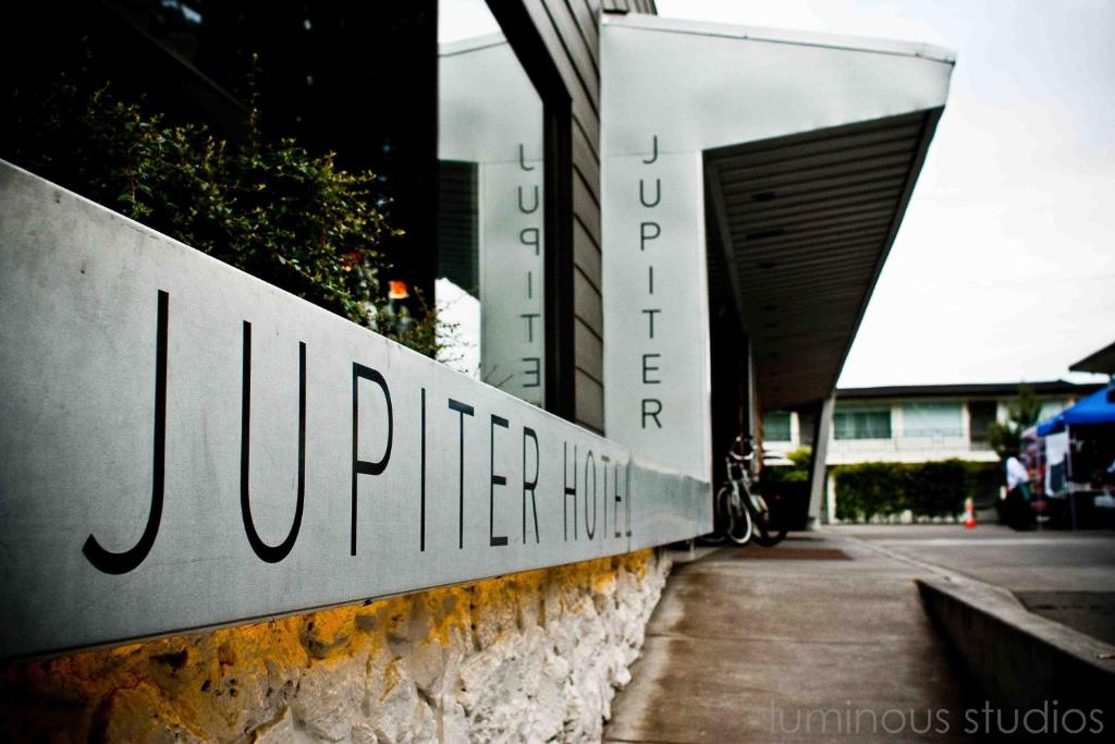 znak dla hotelu jupiter na boku budynku w obiekcie Jupiter Hotel w mieście Portland