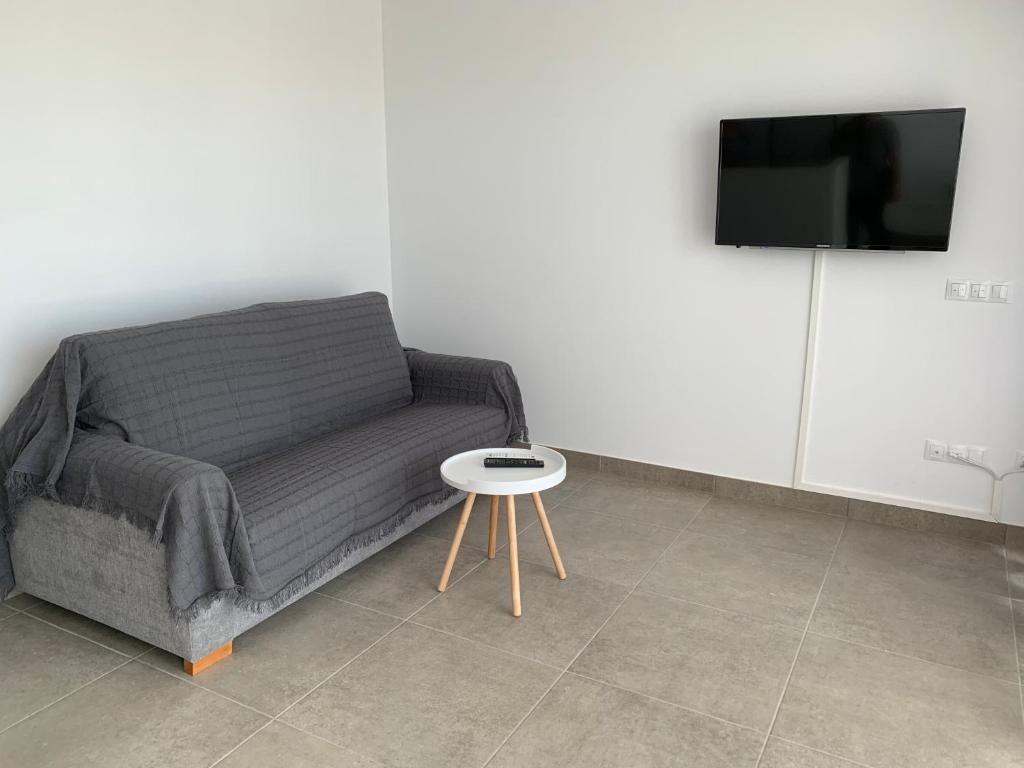A television and/or entertainment centre at Edifici Valeria