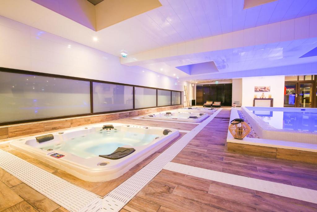 Bazén v ubytování Zenia Hotel & Spa nebo v jeho okolí