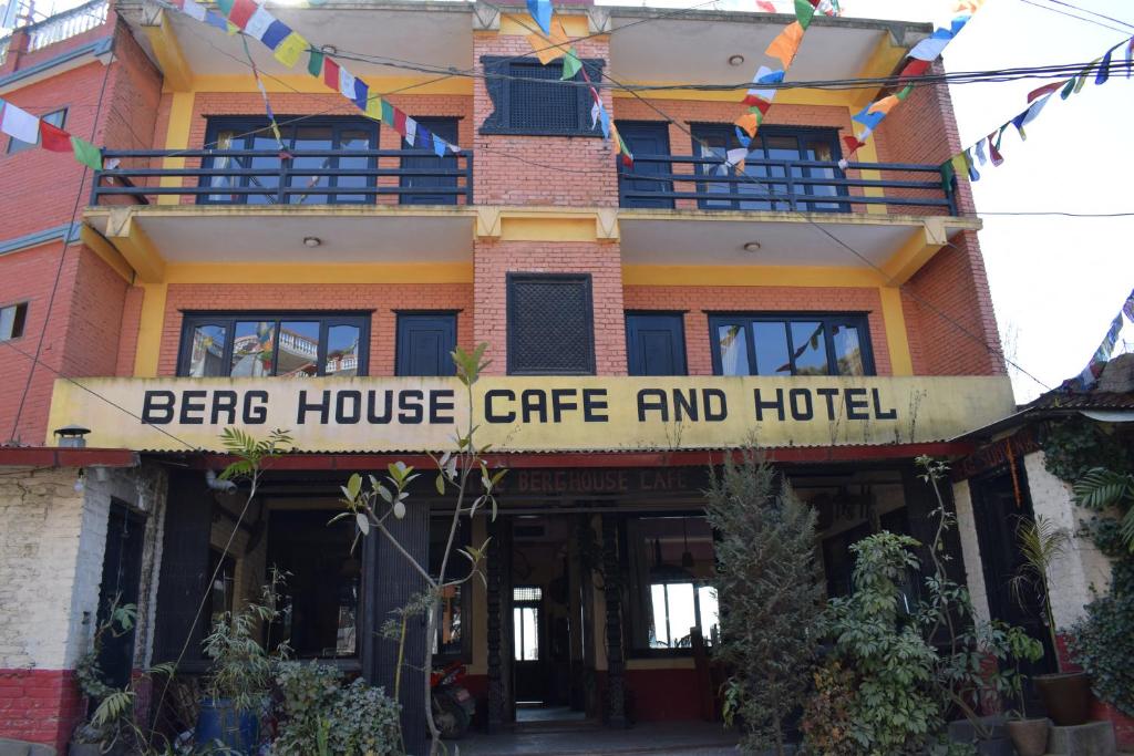 ein Gebäude mit einem Schild, das Bier House Café und Hotel liest in der Unterkunft Berg House Cafe and Hotel in Nagarkot