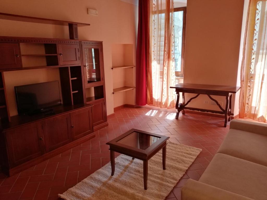 Televízia a/alebo spoločenská miestnosť v ubytovaní La Casa del Gigli