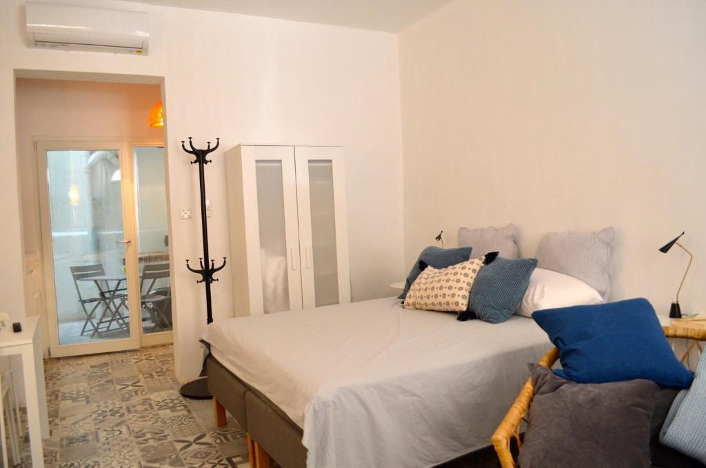 Un dormitorio con una cama grande con almohadas. en Cosy Studio Maisonette, 8min Walk to Valletta, en Floriana
