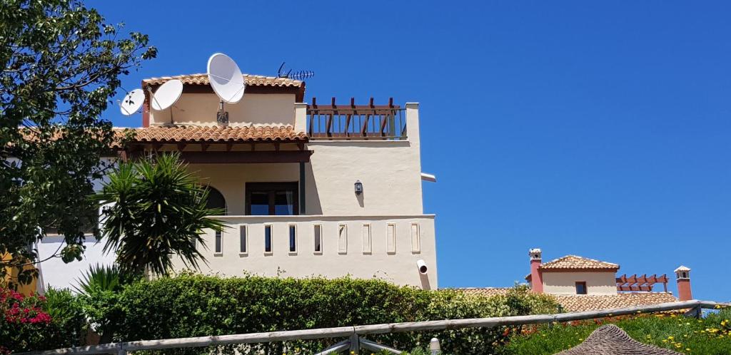 una casa con un satélite encima en Costa Esuri, 3 Bedroom House, Ayamonte, en Ayamonte