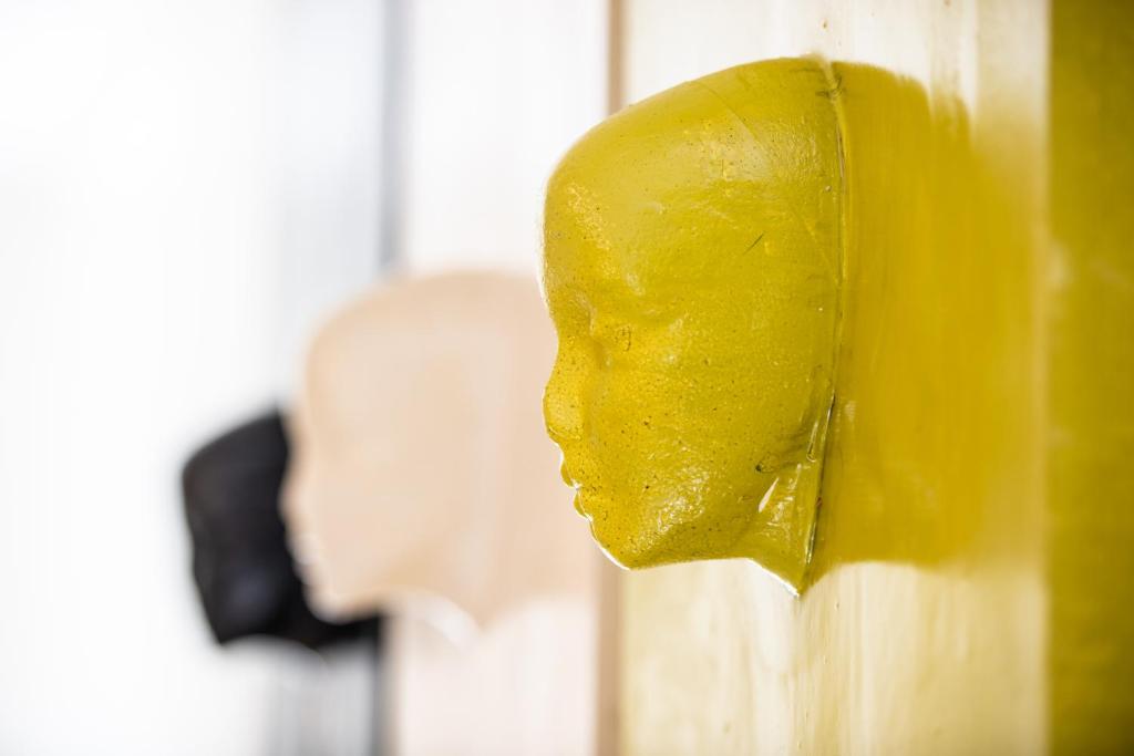 un primer plano de una cabeza amarilla en un poste en Le Funi Hotel, en Bérgamo