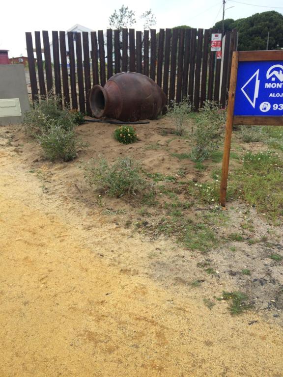 un hipopótamo tirado en el suelo junto a una señal en Monte Loureiro-caveira, en Melides