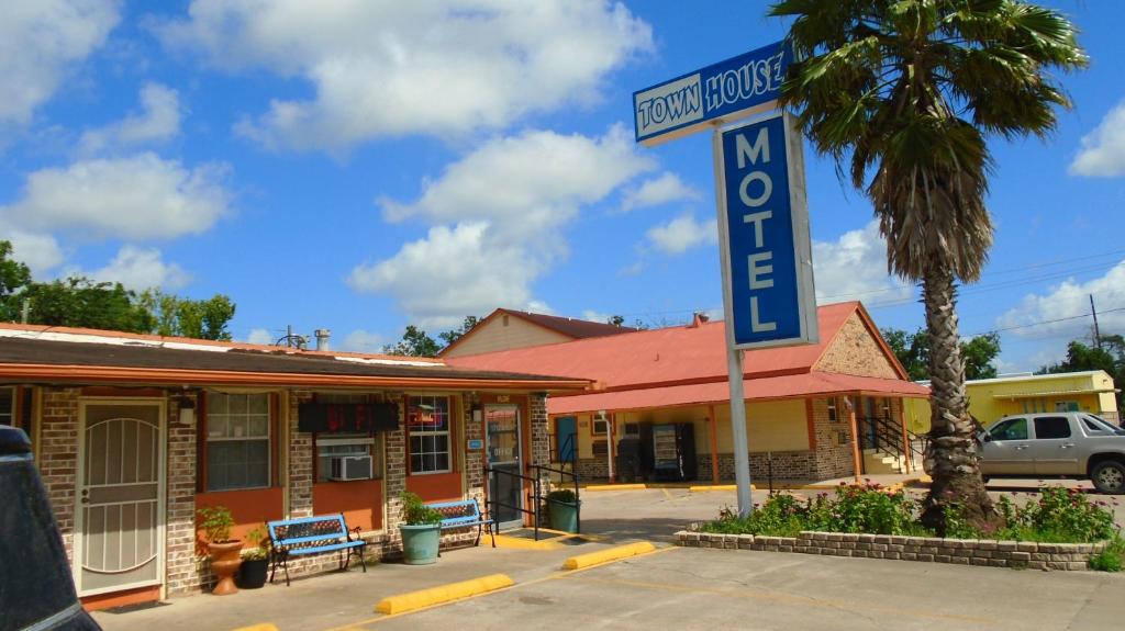 TOWN HOUSE MOTEL