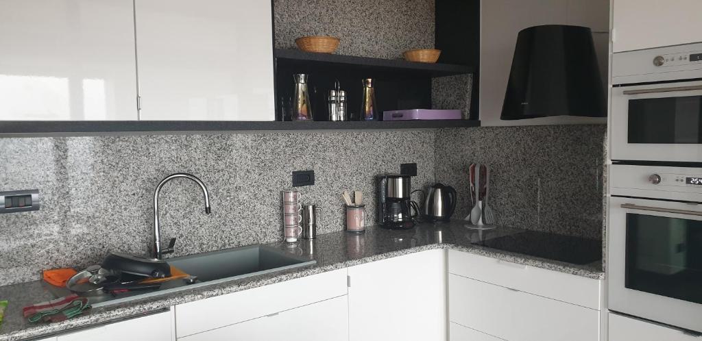 Kuchyň nebo kuchyňský kout v ubytování FONTANA SERI