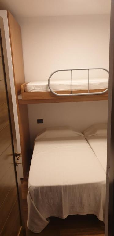Postel nebo postele na pokoji v ubytování FONTANA SERI
