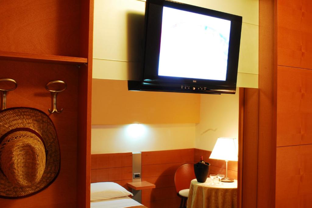 TV a/nebo společenská místnost v ubytování Hotel Club Astor