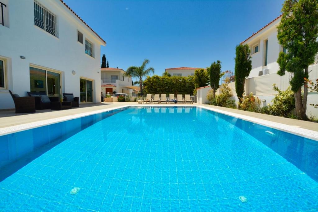 una piscina di fronte a una casa di Blue Sea Villa a Protaras