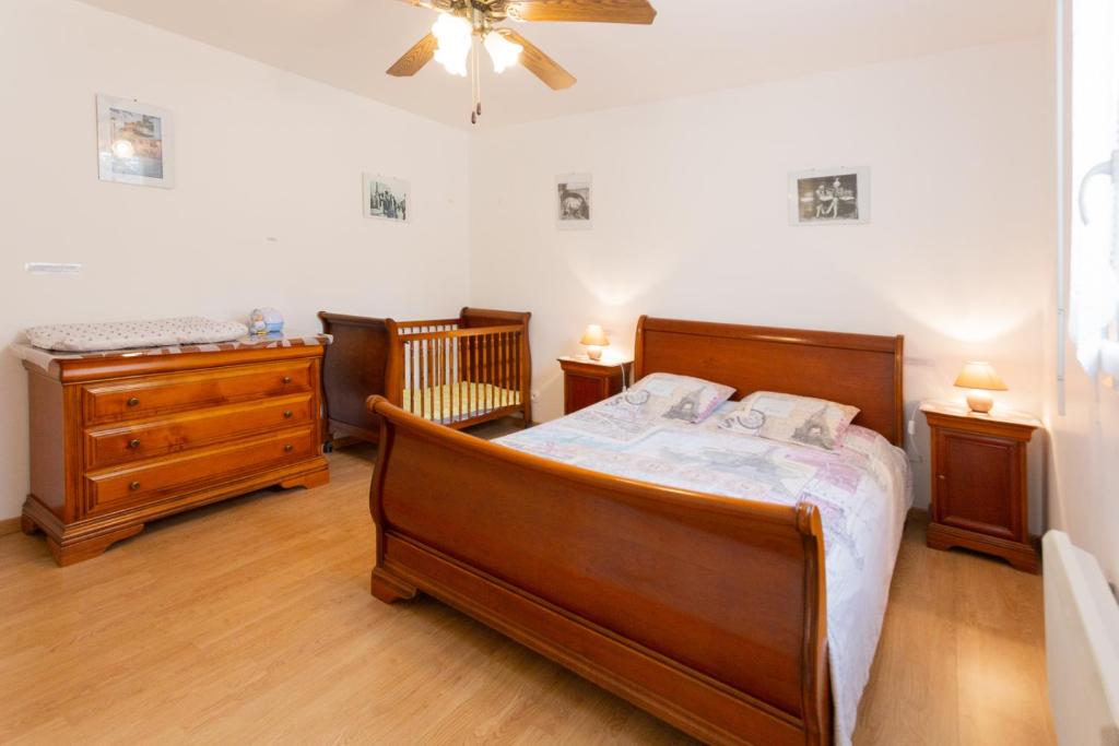 Coutevroult的住宿－Angels Inn，一间卧室配有一张床、梳妆台和风扇