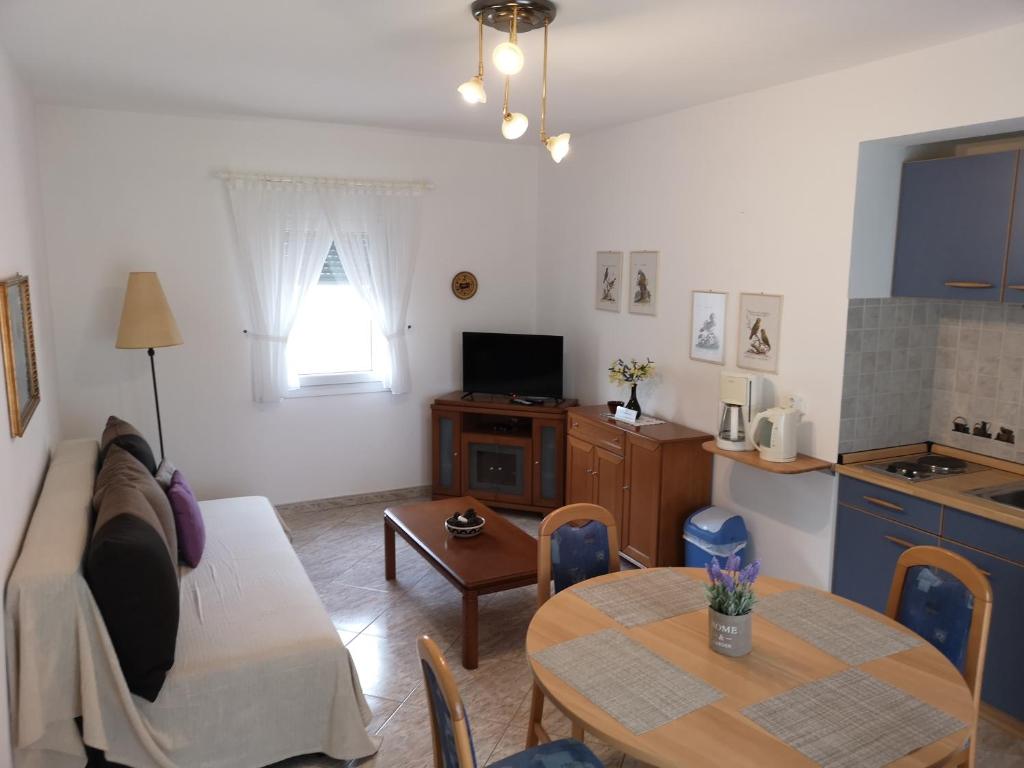 TV a/nebo společenská místnost v ubytování Susanna Apartments