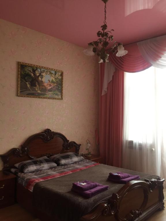 Un pat sau paturi într-o cameră la Затишна квартира в центрі міста