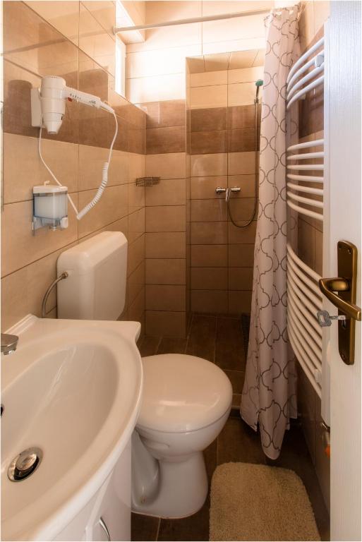 Koupelna v ubytování Toszkána Apartmanház