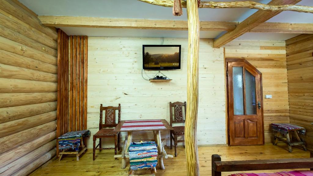 TV a/nebo společenská místnost v ubytování Eco Centr Zrub