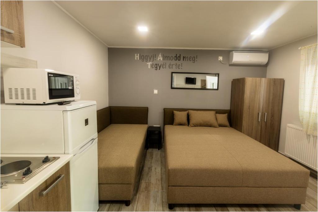 Postel nebo postele na pokoji v ubytování Toszkána Apartmanház