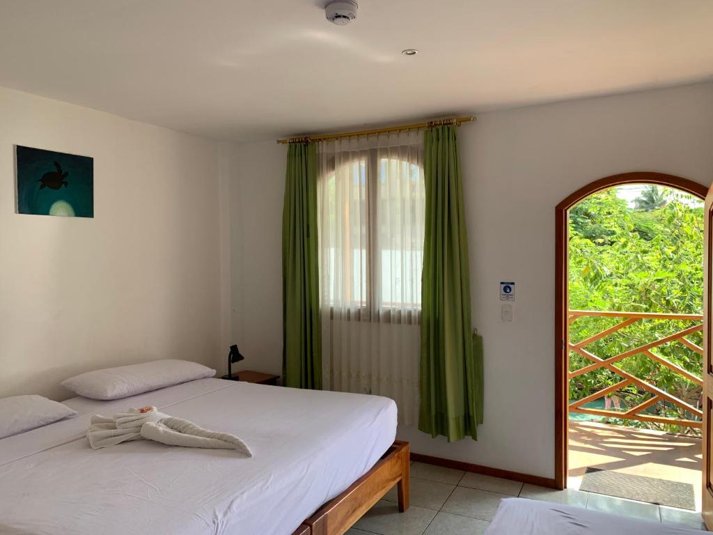Postel nebo postele na pokoji v ubytování Hostal White House Galapagos