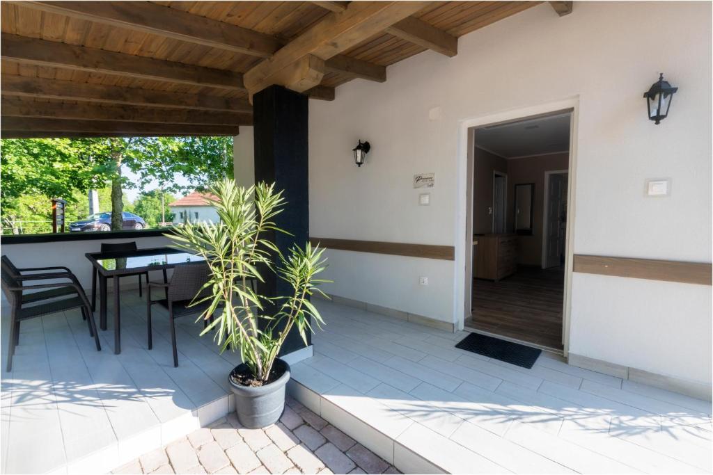 Patio nebo venkovní prostory v ubytování Toszkána Apartmanház