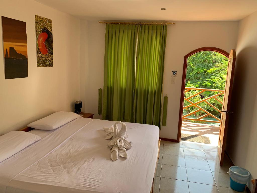 Postel nebo postele na pokoji v ubytování Hostal White House Galapagos