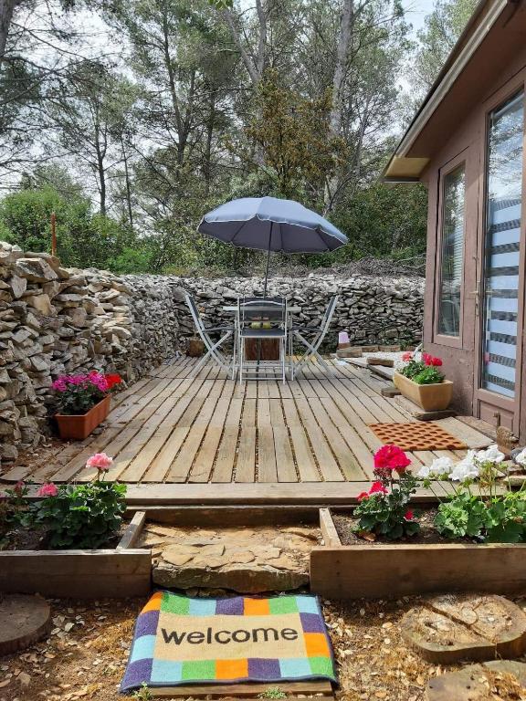 une terrasse avec une chaise et un parasol dans l'établissement Chez Eve, à Nîmes