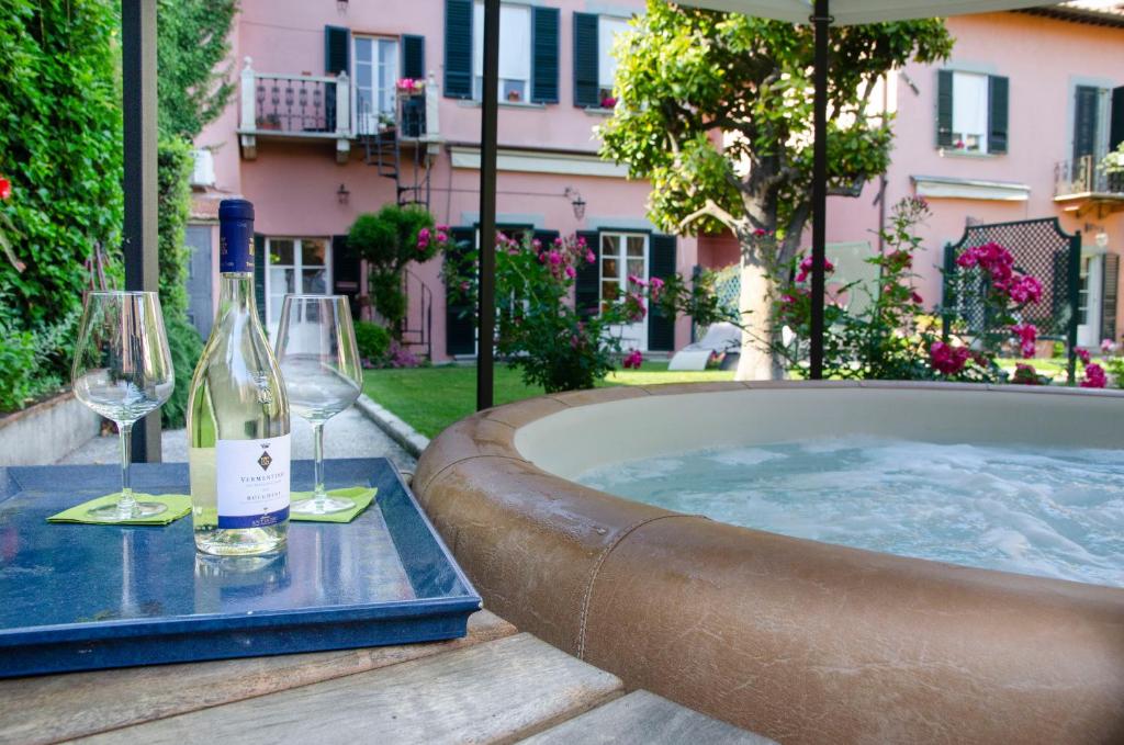 a hot tub with wine glasses and a bottle of wine at Grand Tour Resort in Pisa