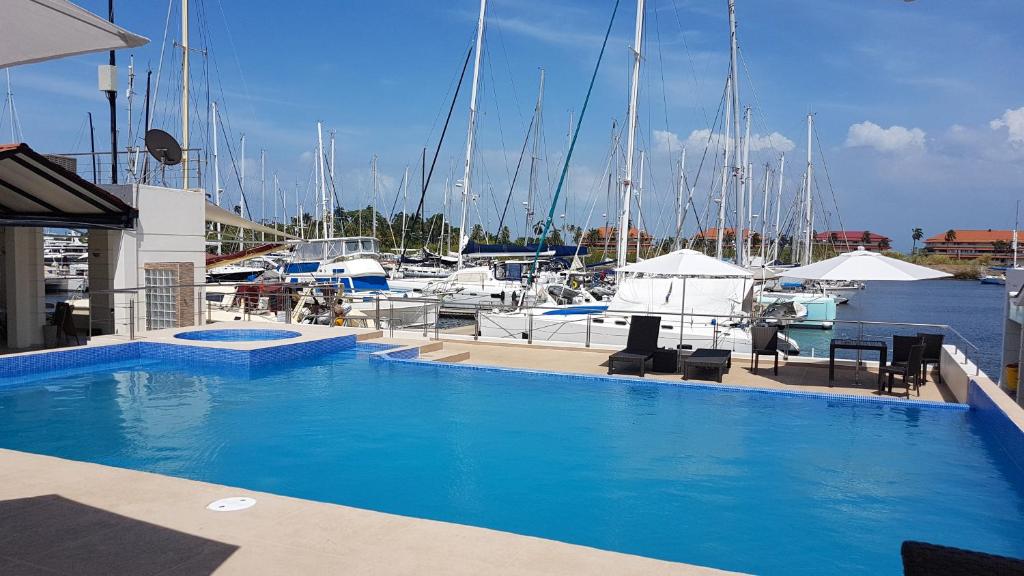Bazén v ubytování Marina Hotel at Shelter Bay nebo v jeho okolí
