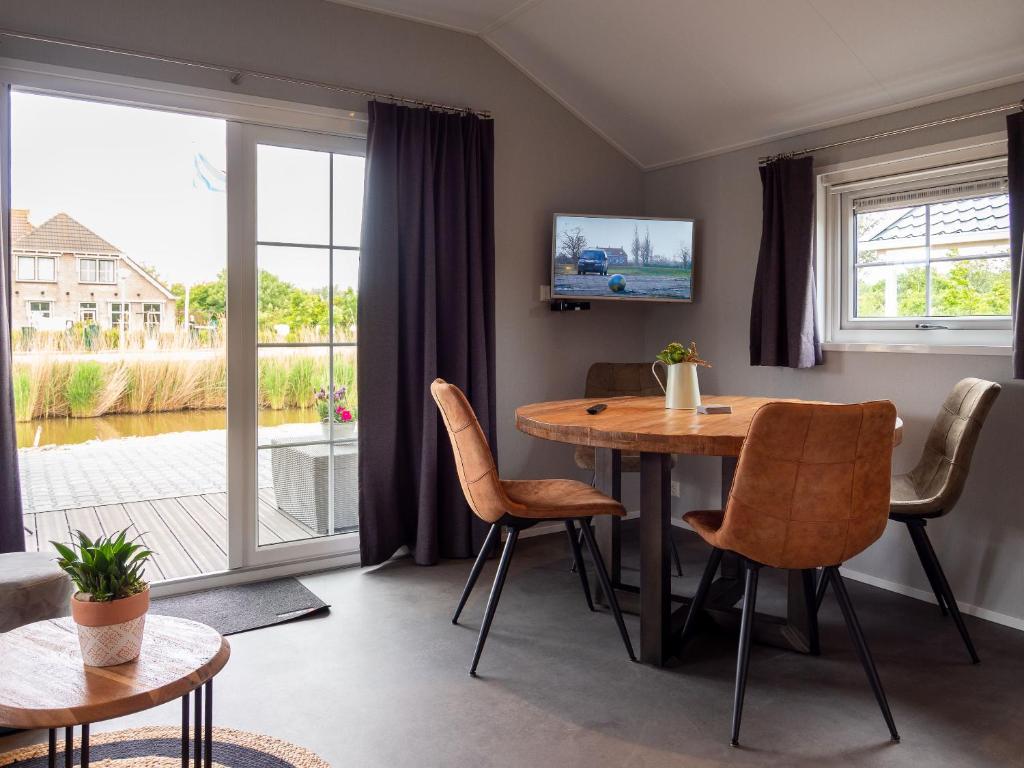 TV a/nebo společenská místnost v ubytování Luxe Lodge Zeehoeve