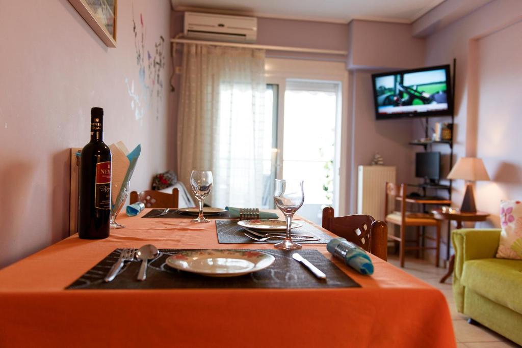 TV a/nebo společenská místnost v ubytování Liland Lefkandi