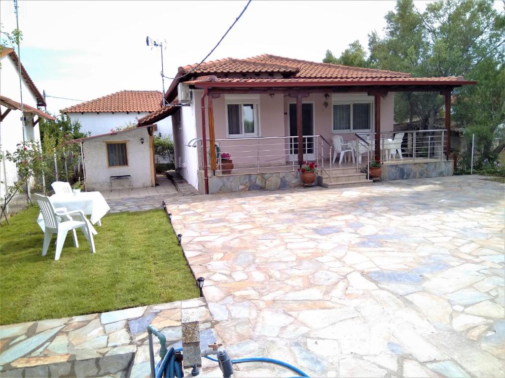 a house with a patio with a table and chairs at Melinas House in Sozopoli