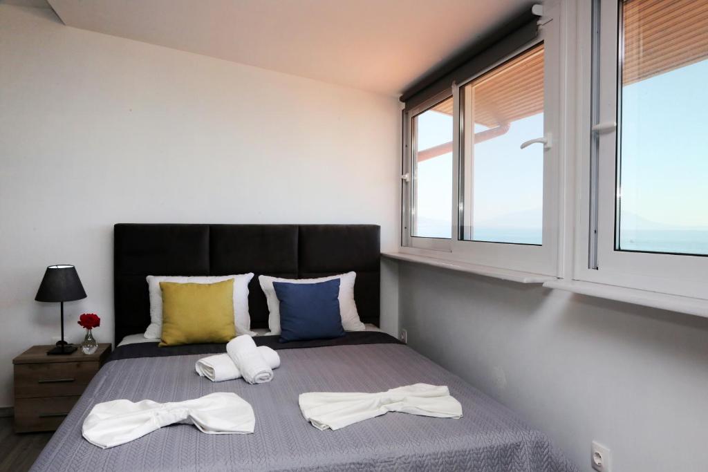 A bed or beds in a room at Ermioni Apartments