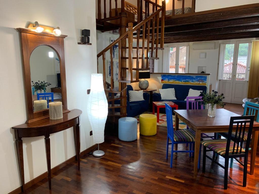 un soggiorno con un tavolo e un divano di Luxuria 3 a Iglesias