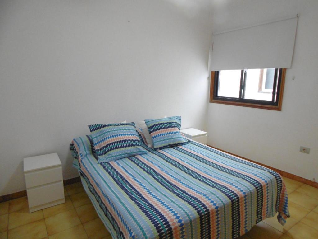 A bed or beds in a room at Apartamento Medanero FGF