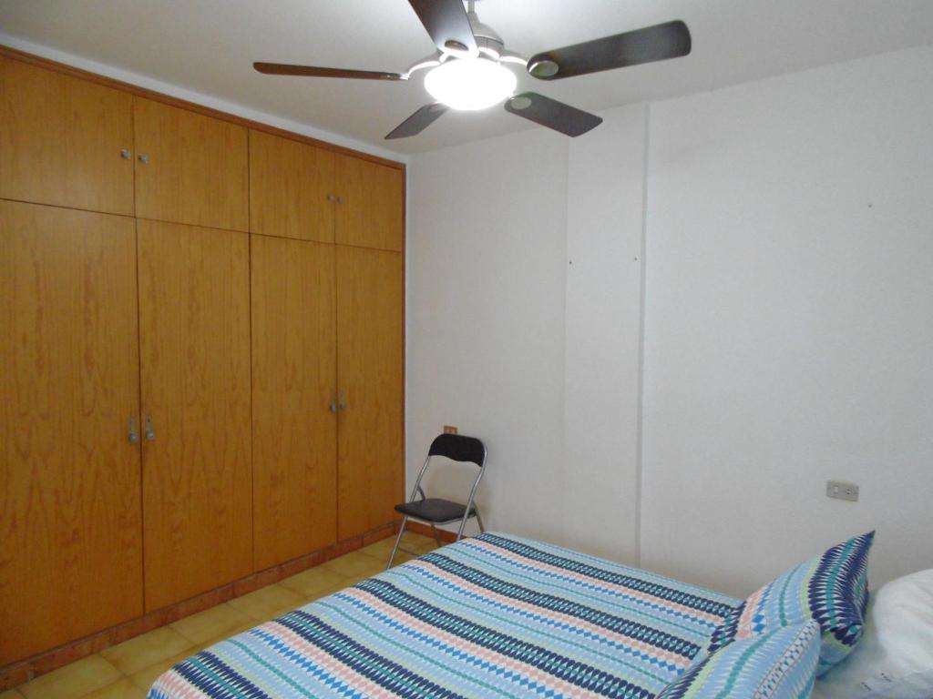 A bed or beds in a room at Apartamento Medanero FGF