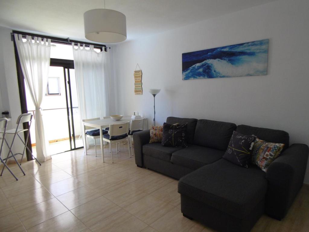 A seating area at Apartamento Medanero FGF