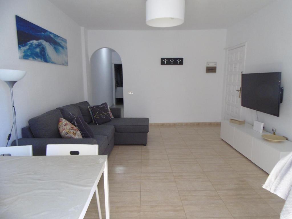 A television and/or entertainment centre at Apartamento Medanero FGF
