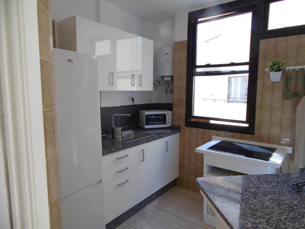 A kitchen or kitchenette at Apartamento Medanero FGF