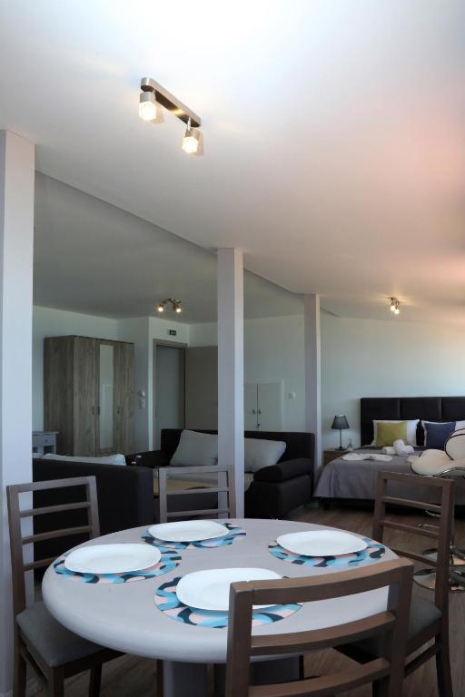 A seating area at Ermioni Apartments