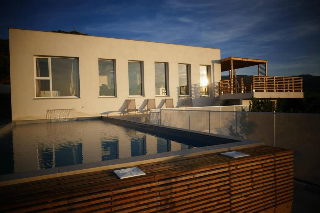 une maison avec une piscine devant dans l'établissement Villa Phi, à Oletta