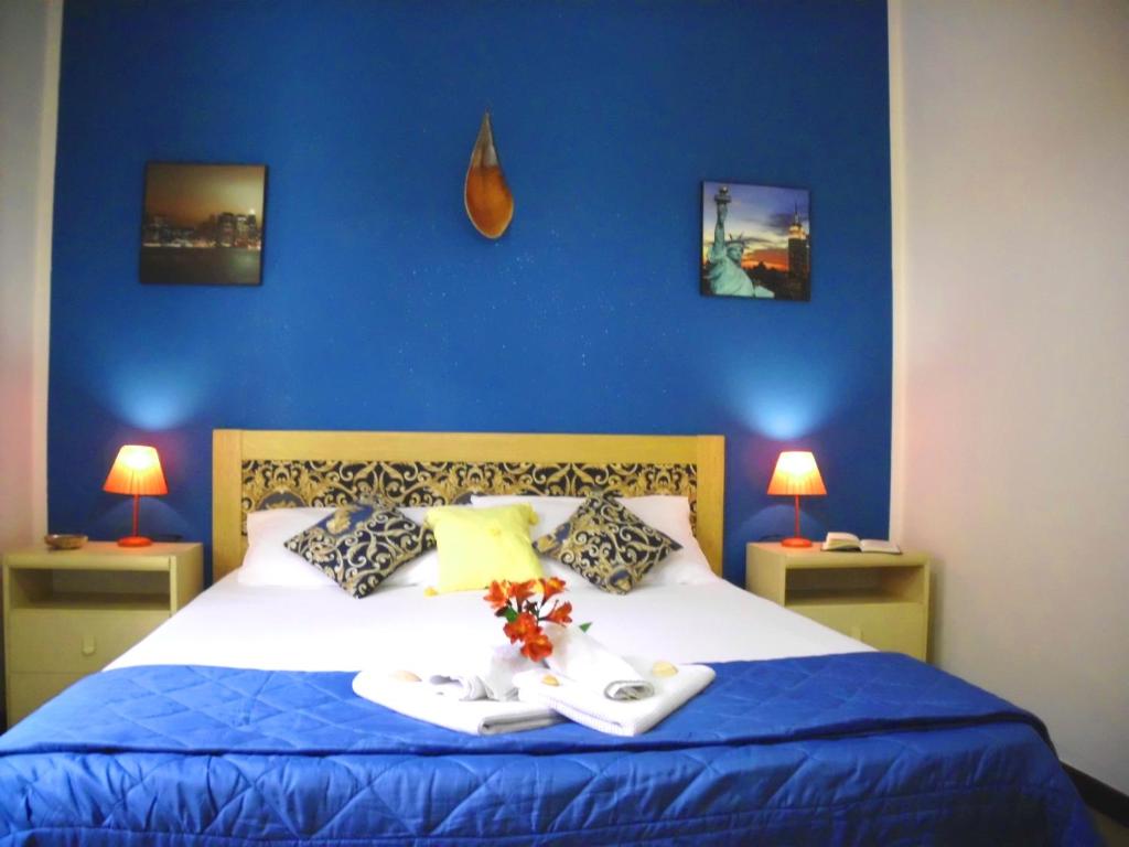 TresnuraghesにあるVeranda sulla Spiaggiaの青い壁のベッド付きの青いベッドルーム1室