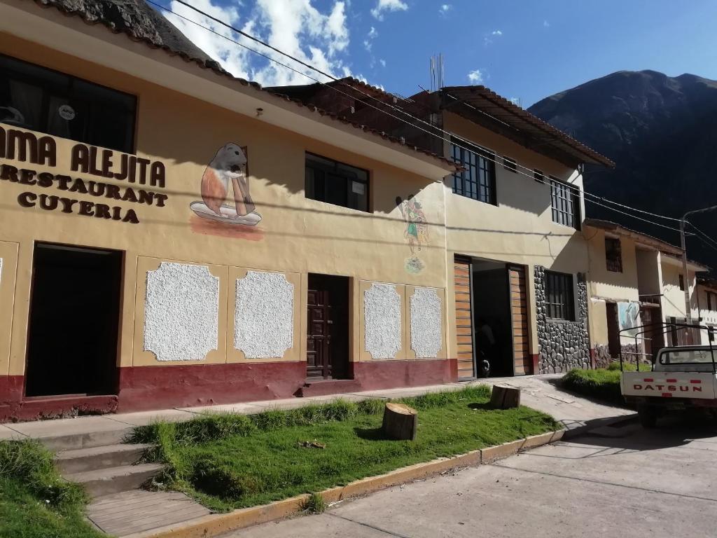 un edificio con un letrero que readsulum african restaurant caro en Mamá Alejita, en Ollantaytambo