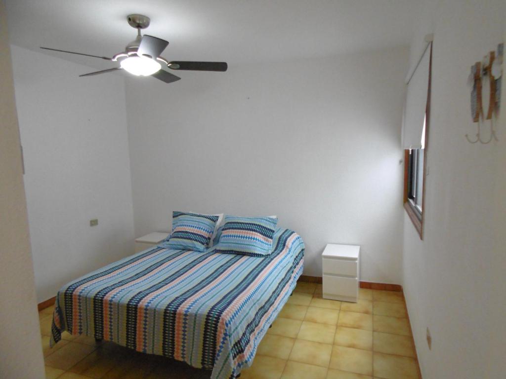 A bed or beds in a room at Apartamento Medanero FGF