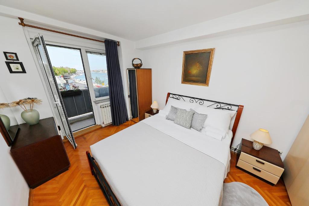 Łóżko lub łóżka w pokoju w obiekcie Apartment Ana & Marko