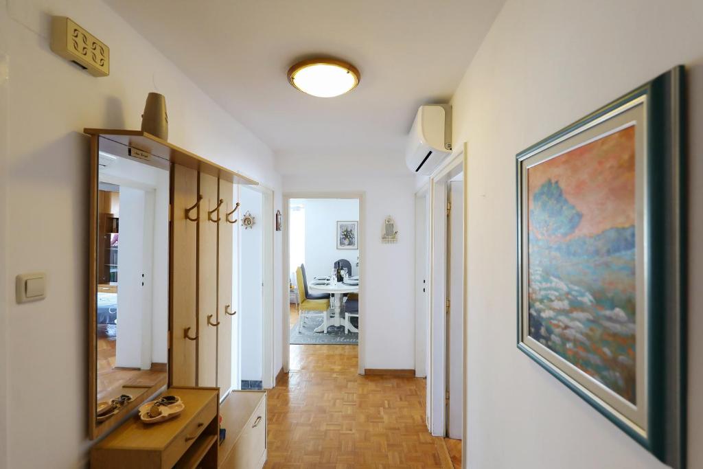 korytarz z dużym obrazem na ścianie w obiekcie Apartment Ana & Marko w mieście Zadar