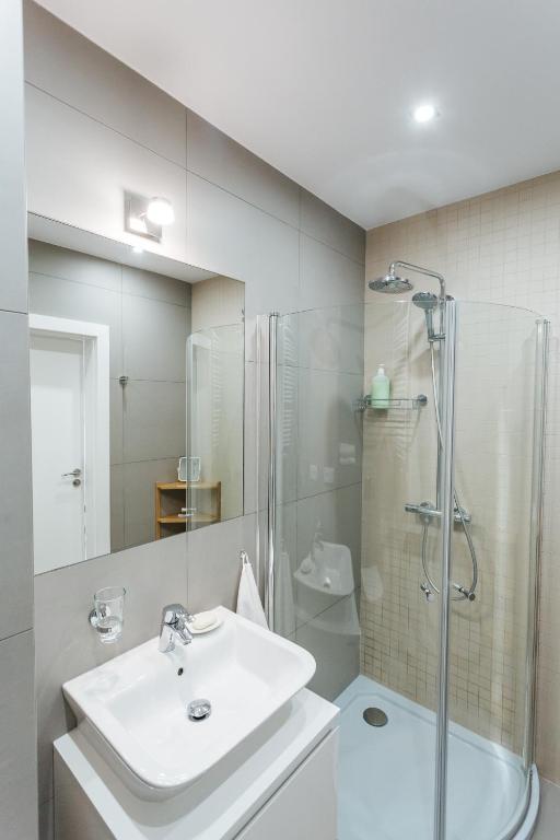 Kúpeľňa v ubytovaní Nica Old Town Free Parking Spacious Sunny Terrace