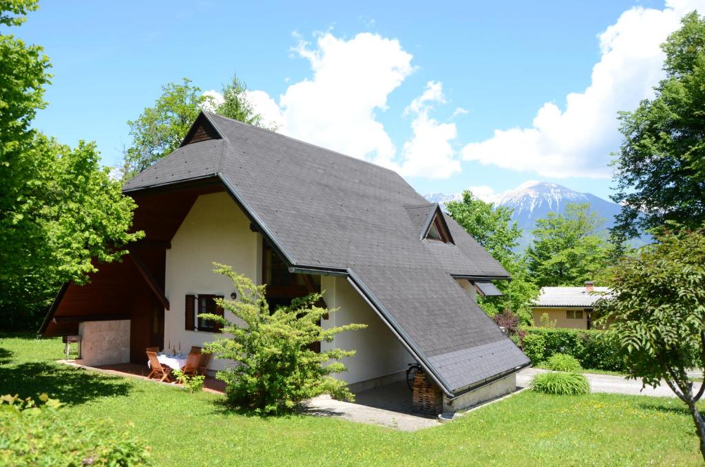 una casa con techo negro en un patio en Architect’s house - peaceful and minimalistic, en Bled