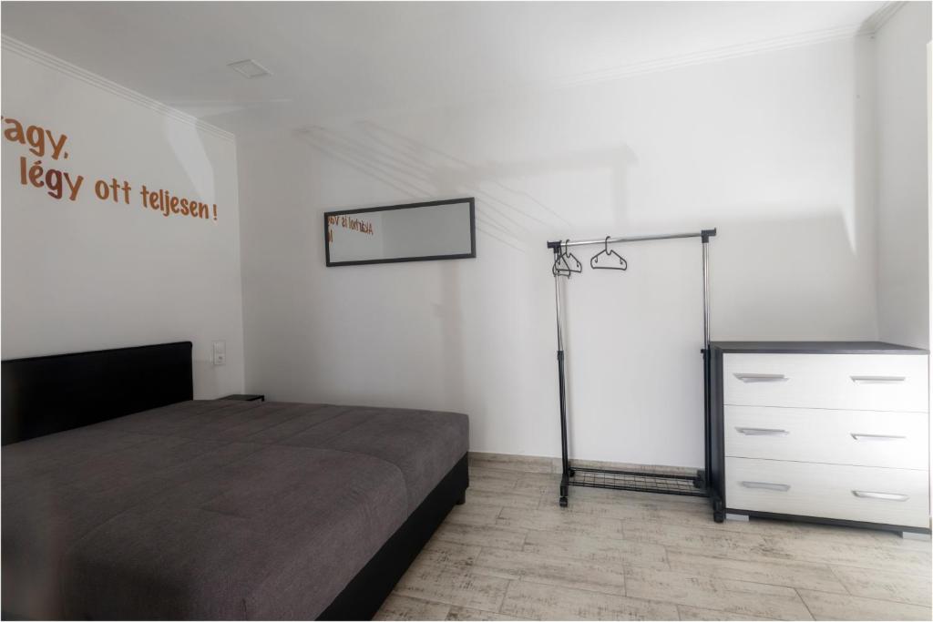 Postel nebo postele na pokoji v ubytování Róma Apartmanház